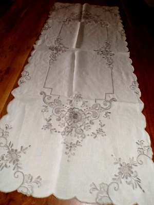 Chemin de Table coton beige broderies grises - Photo 1/4