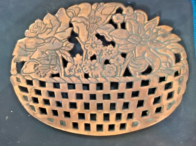 Cesta de flores de hierro fundido trivet cepillado cobre vintage  Foto 1 de 4