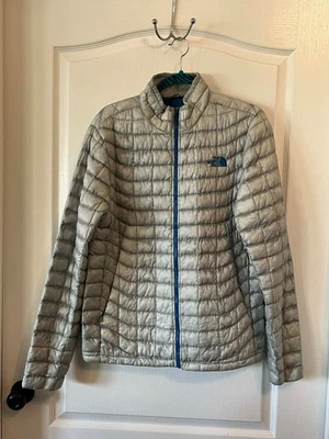 The North Face Men's Thermoball Trekker Jacket in Mid Grey with a Blue sz Small - Image 1 of 4
