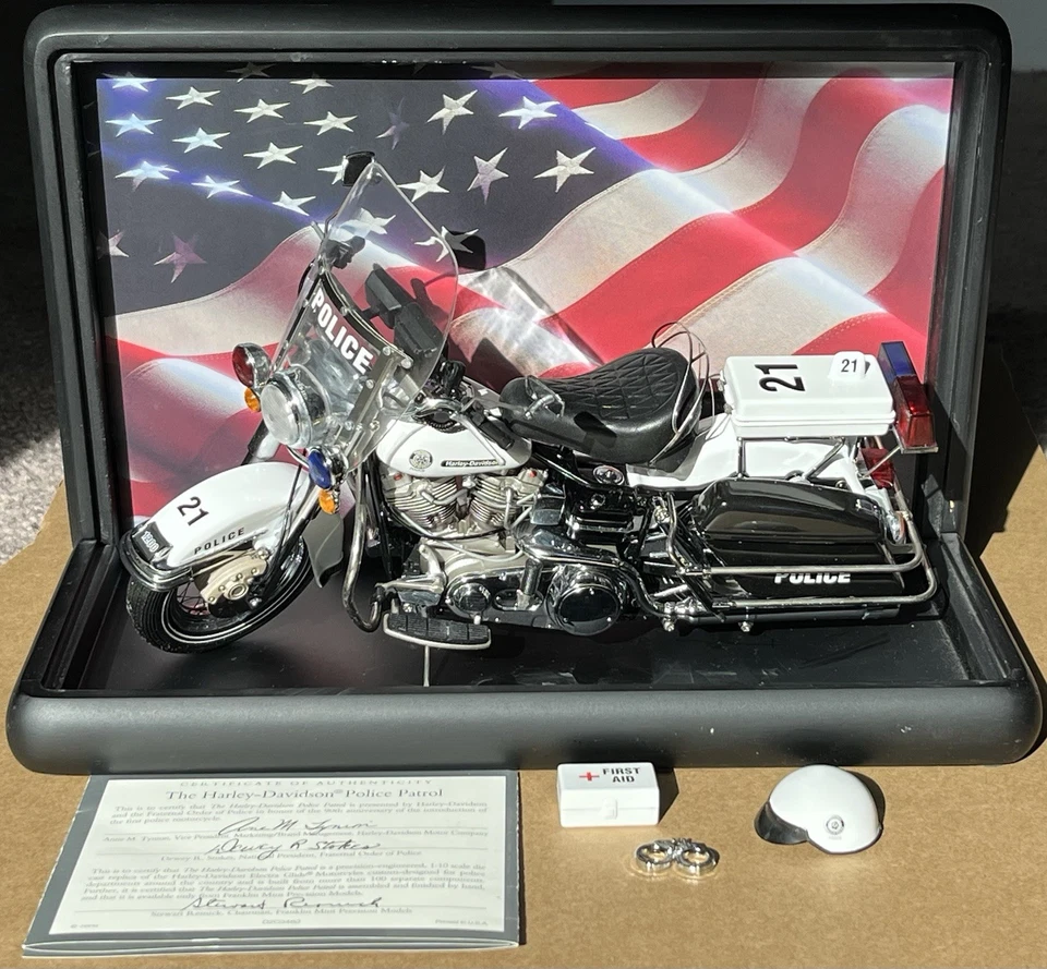 FRANKLIN MINT Harley Davidson Police Patrol 1:10 Motorcycle w/ Display Case - Image 1 of 4
