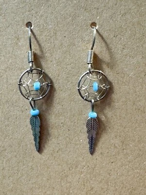 Pendientes Atrapasueños Tono Plata con Pluma Cuelga Perforados  Foto 1 de 3