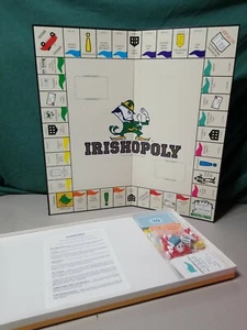 Vintage Irishopoly Monopoly University of Notre Dame Sky products original Box - Foto 1 di 10