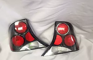 FITS 00-04 FORD FOCUS CARBON FIBER RED CHROME EURO TAIL LIGHTS JDM 4DR SEDAN NEW - Bild 1 von 5