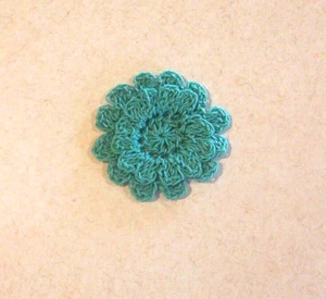Crochet Jade Green 2-Layer Mum Flower Applique X-Small Sewing - Bild 1 von 2