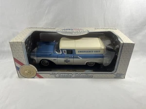 1957 Ford Courier Sedan Delivery Emergency Unit 1:18 Die-Cast Road Legends - Bild 1 von 10