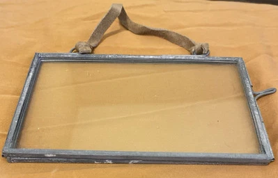 Marco de fotos de zinc o prensatelas de flores con 2 paneles de vidrio correa de cuero 5 X 3” usado en excelente estado Foto 1 de 4