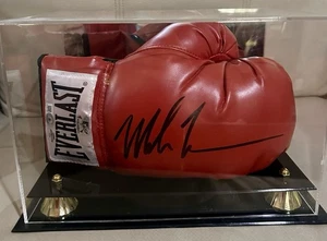 Guantone da boxe destro Mike Tyson autentico firmato rosso Everlast con custodia! ๐ฅ๐ฅ๐ฅ - Foto 1 di 6