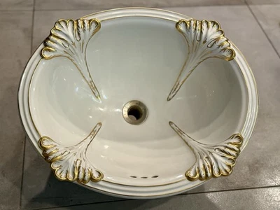 Fregadero de porcelana italiana vintage Sherle Wagner festoneado blanco y dorado Foto 1 de 4
