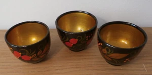 Drei handbemalte Vintage Holz oder Pappmaché Becher - Bild 1 von 11