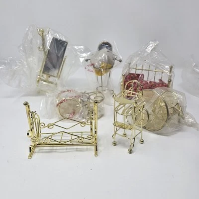 Muebles para casa de muñecas de latón dorado de colección MCM sillas de mesa abrigo árbol espejo mecedor Foto 1 de 4