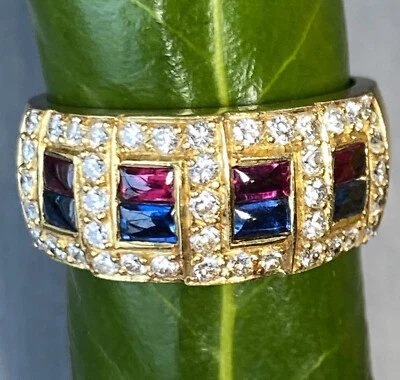Широкое кольцо из желтого золота 18 карат с синим сапфиром рубином изумрудом и геометрической лентой 6,25 - Изображение 1 из 4