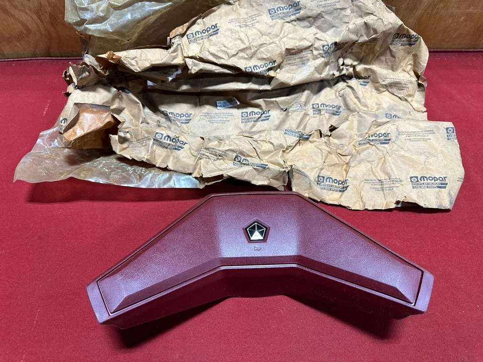 Almohadilla de bocina para camión Dodge Ram 1984-1985 D150 D250 D350 Mopar 4147466 rojo oscuro nuevo de lote Foto 1 de 4