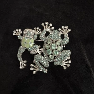 Broche prendedor vintage Napier con textura con piedras verdes y bebé - Imagen 1 de 4