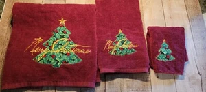 3 tlg Briggs Merry Christmas Tree Badetuch Set rot Waschlappen Handtücher Baum - Bild 1 von 10