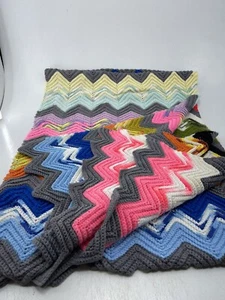 Manta de regazo afgana de ganchillo Chevron multicolor hecha en casa 56" x 72" - Imagen 1 de 9