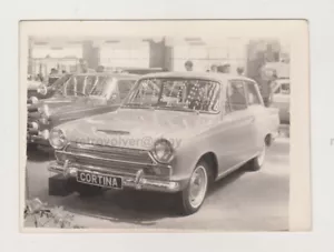 Ford Cortina City Car Fair Vintage Classic Automóvil Instantánea Foto Antigua - Imagen 1 de 7