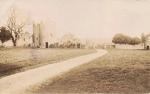 Postal topográfica vintage con vista de castillo y mensaje inverso desconocido - Imagen 1 de 2
