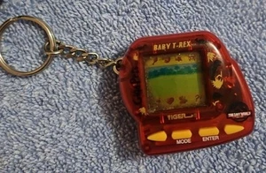 Giga Pets Baby T-Rex Jurassic Park Il Mondo Perduto 1997 Tiger Electronics Vintage - Foto 1 di 2