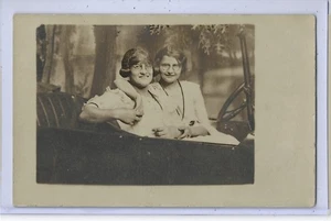 Foto Real Postal RPPC Dos Mujeres Cariñosas en Estudio Prop Car Lesbianas Int. - Imagen 1 de 2