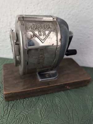 Sacapuntas vintage Boston KS de 8 agujeros montaje en pared/escritorio manivela manual EE. UU. Foto 1 de 4
