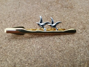 Alfiler de corbata dorado con 2 gaviotas plateadas - Imagen 1 de 1