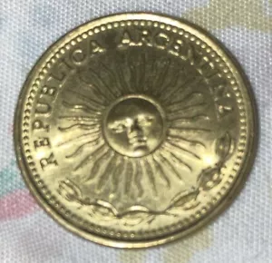1976  Argentina 1 Peso Radiant Sun Face Laurel Wreath Aluminum Bronze Coin - Picture 1 of 2