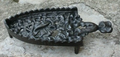 ancien repose fer a repasser en fonte ouvragé - Photo 1/4