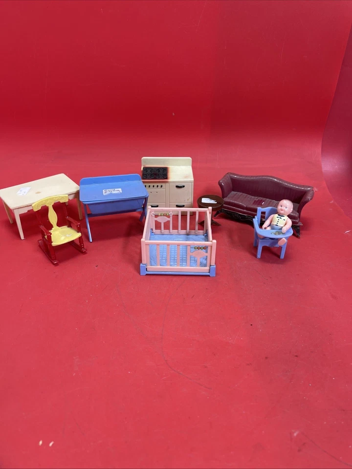 Lote de 9 muebles de guardería vintage para casa de muñecas Renwal Foto 1 de 4