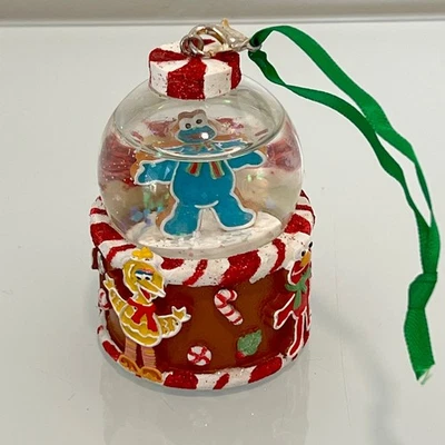 Ornamento de Natal globo de neve monstro biscoito rua gergelim lugar 3" - Imagem 1 de 3
