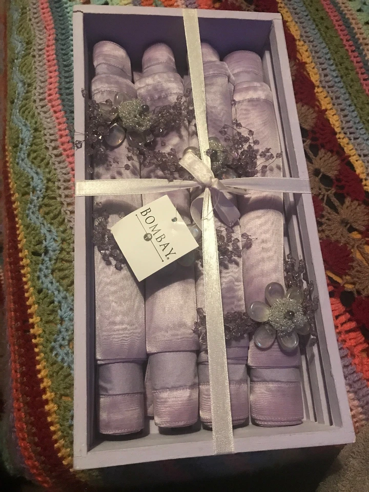 Juego de 4 servilletas de colocación de anillos ultra raros Bombay Company totalmente nuevas Foto 1 de 4