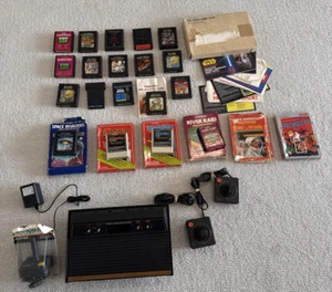 Paquete de sistema Atari 2600 con consola, 19 juegos, 3 joysticks ¡y más! - Imagen 1 de 17
