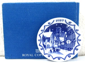 1989 Royal Copenhagen Plaquette Postal Packaging Christmas Town - Picture 1 of 7