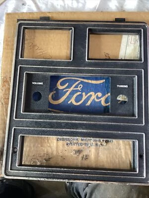 Nuevo de Lote Antiguo 1973 1974 Ford LTD Galaxie Coches Tamaño Completo Radio Bisel D3AZ-65044D70-C RH Foto 1 de 4