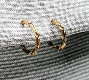 Vintage 1978 9k Yellow Gold Mini Hoop Twist Everyday Classic Workwear Earrings - Picture 1 of 5