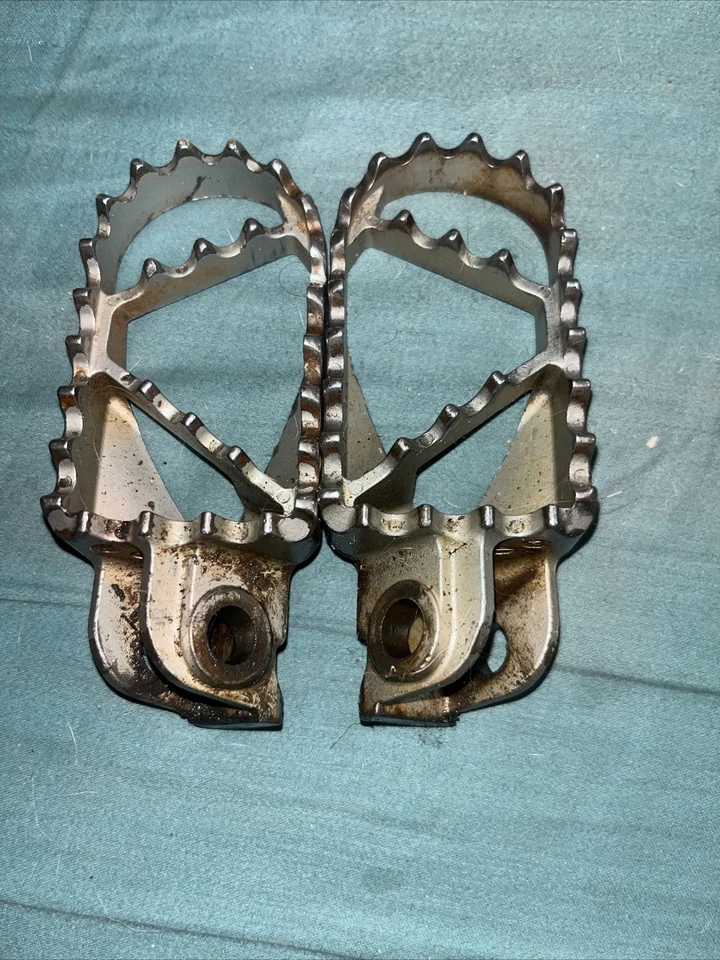 2012 KTM 300xcw OEM Footpegs USED Foto 1 de 2