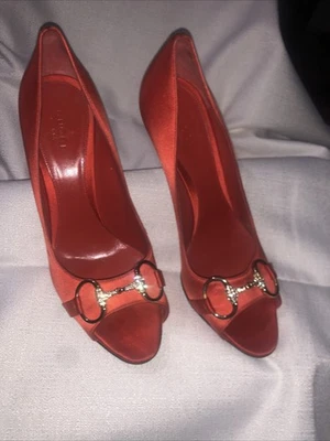 Tacones Gucci Horse Bite Satin Peep Toe rojos Foto 1 de 4