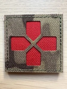 Parche cruzado IFAK de primeros auxilios medicinal cortado con láser 50 mm multicámara rojo tenue - Imagen 1 de 1
