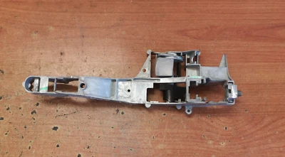 PEUGEOT 207 2008 NSR ПАССАЖИРСКОЙ СТОРОНЕ ЗАДНЕЙ ВНЕШНЕЙ ДВЕРИ РУЧКИ КРОНШТЕЙН 9680656680 - Изображение 1 из 3