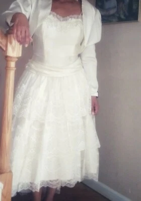 Vestido de novia vintage marfil satinado y encaje con correa de espagueti con chaqueta Foto 1 de 3