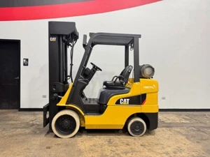 2016 CATERPILLAR 2C6000 6,000LB 4 STAGE CUSHION LPG FORKLIFT STK 15036 - Picture 1 of 14