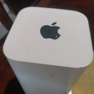 Apple A1521 AirPort Extreme Base Station Wireless Router light comes on  - Picture 1 of 3