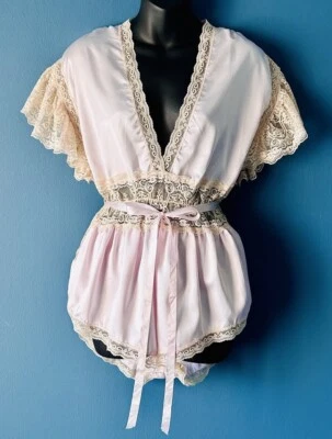 Raro Mameluco de Peluche Vintage Lily Of France Rosa Satinado Lencería Con Encaje Talla M Usado en Excelente Condición Foto 1 de 4