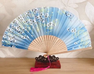 Nuovo ventaglio cinese giapponese orientale estivo cielo blu con fiori legno mano ccfan90 - Foto 1 di 1