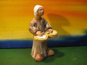 Figura de baterista de recuerdo de África de arcilla seca hecha a mano - Imagen 1 de 5