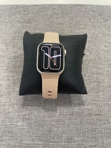 Apple Watch Series 7 41mm Aluminum Case with Sport Band - (Pre -Owned) - Zdjęcie 1 z 5