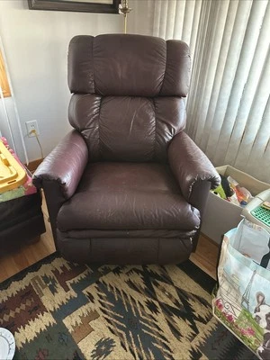 Silla reclinable Lazy-Boy de cuero genuino.  It’s A Dark Plum Buy se ve marrón. Foto 1 de 4
