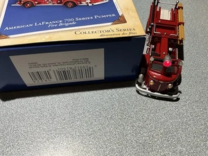 Bomba Hallmark American La France Serie 700 Bomberos Iluminar BATERÍA NUEVA - Imagen 1 de 2