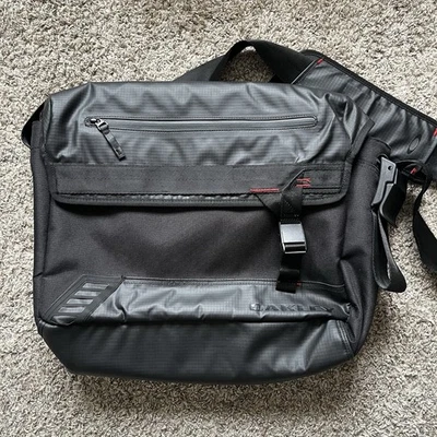Bolso Mensajero Oakley Halifax Courier 15L con Compartimento para Laptop 92587A Foto 1 de 4