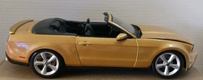 MAISTO Special FORD MUSTANG GT кабриолет масштаб 1:18 литая модель золото - Изображение 1 из 4