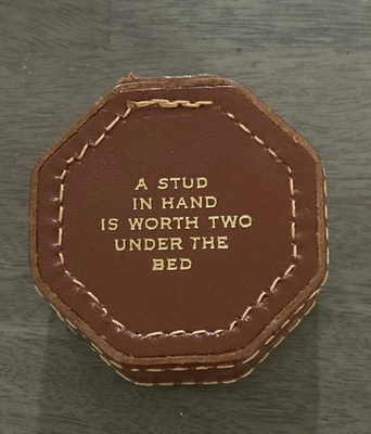 Caja de tachuelas de cuero “Un tachorro en mano vale dos debajo de la cama” Oculto real Foto 1 de 3